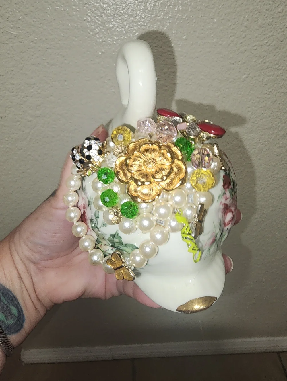 Vintage Porcelain Swan accented with Hand Crafted Upcycled Jewelry - Picture 5 of 6